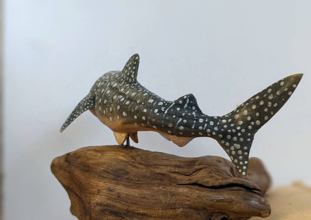 木製ジンベイザメの置物、野生動物の芸術彫刻、サメのコレクション