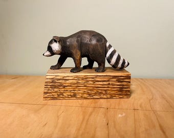 Scultura di procione in legno intagliata a mano, statuetta di animale dettagliata, opera d'arte naturalistica da collezione, specie animale selvatica