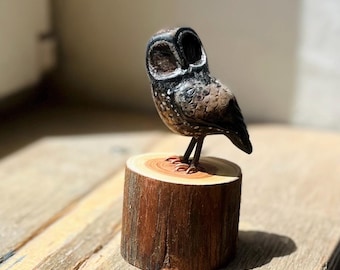 手彫りの黒化フクロウの彫刻、精巧な木製置物、自然と野生動物のアート