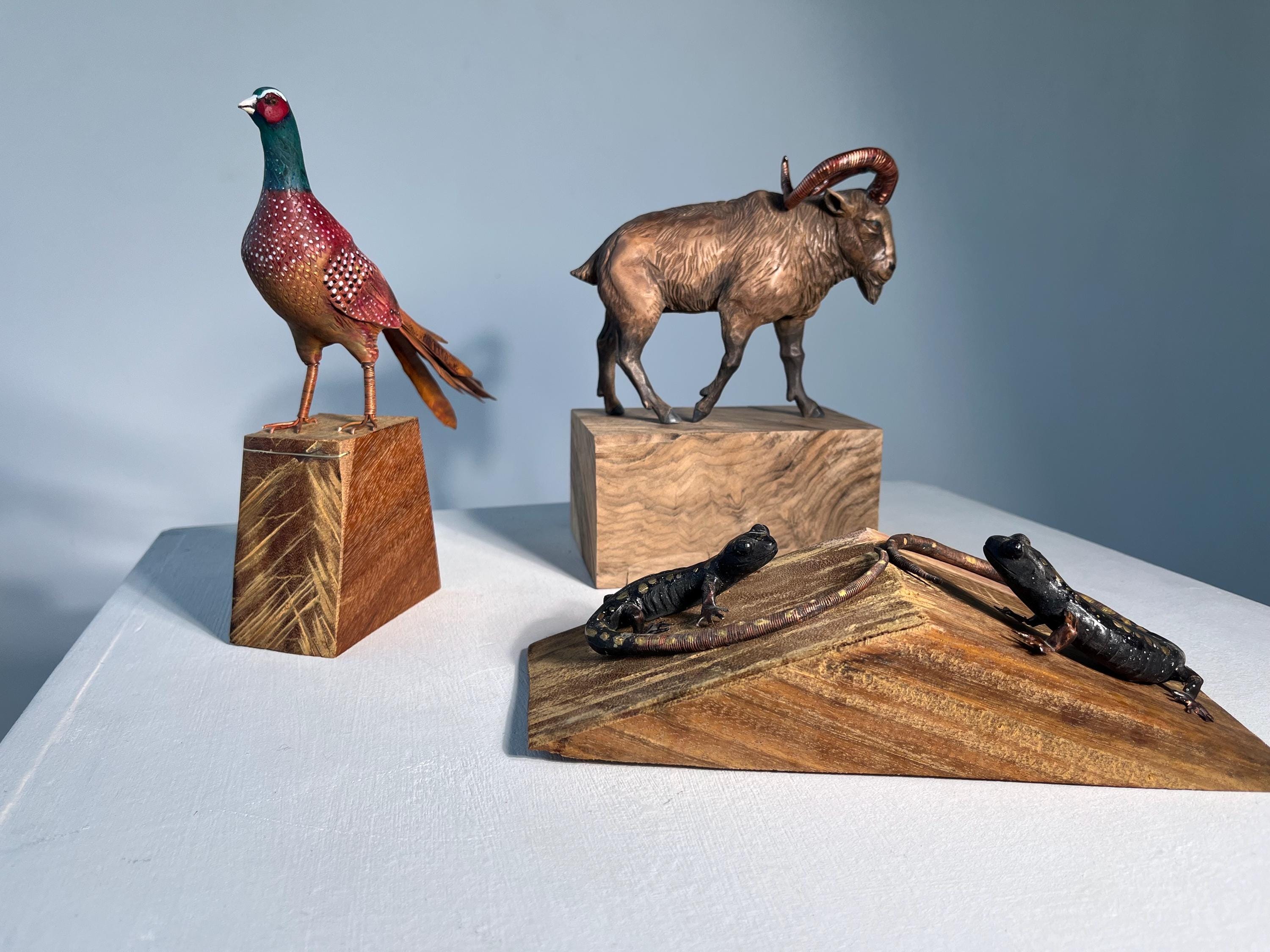 手彫りのキジの彫刻、精巧な鳥の置物、銅製の尾、野生動物のアート
