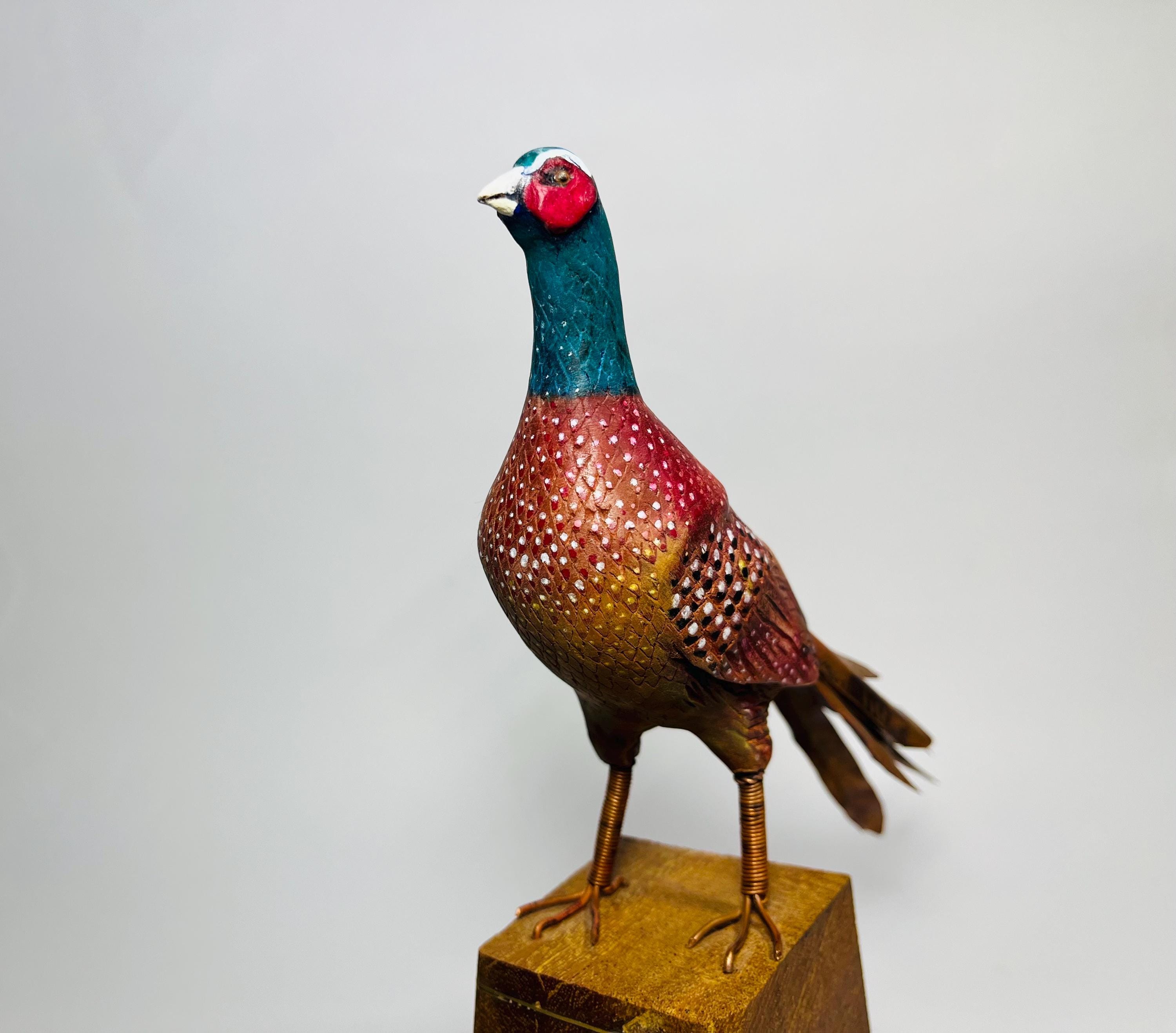 手彫りのキジの彫刻、精巧な鳥の置物、銅製の尾、野生動物のアート