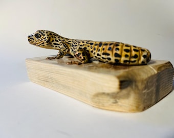 Hand-Carved Wooden Leopard Gecko Sculpture, Lifelike Reptile Artwork, Detailed Wood Figurine, Available to Order