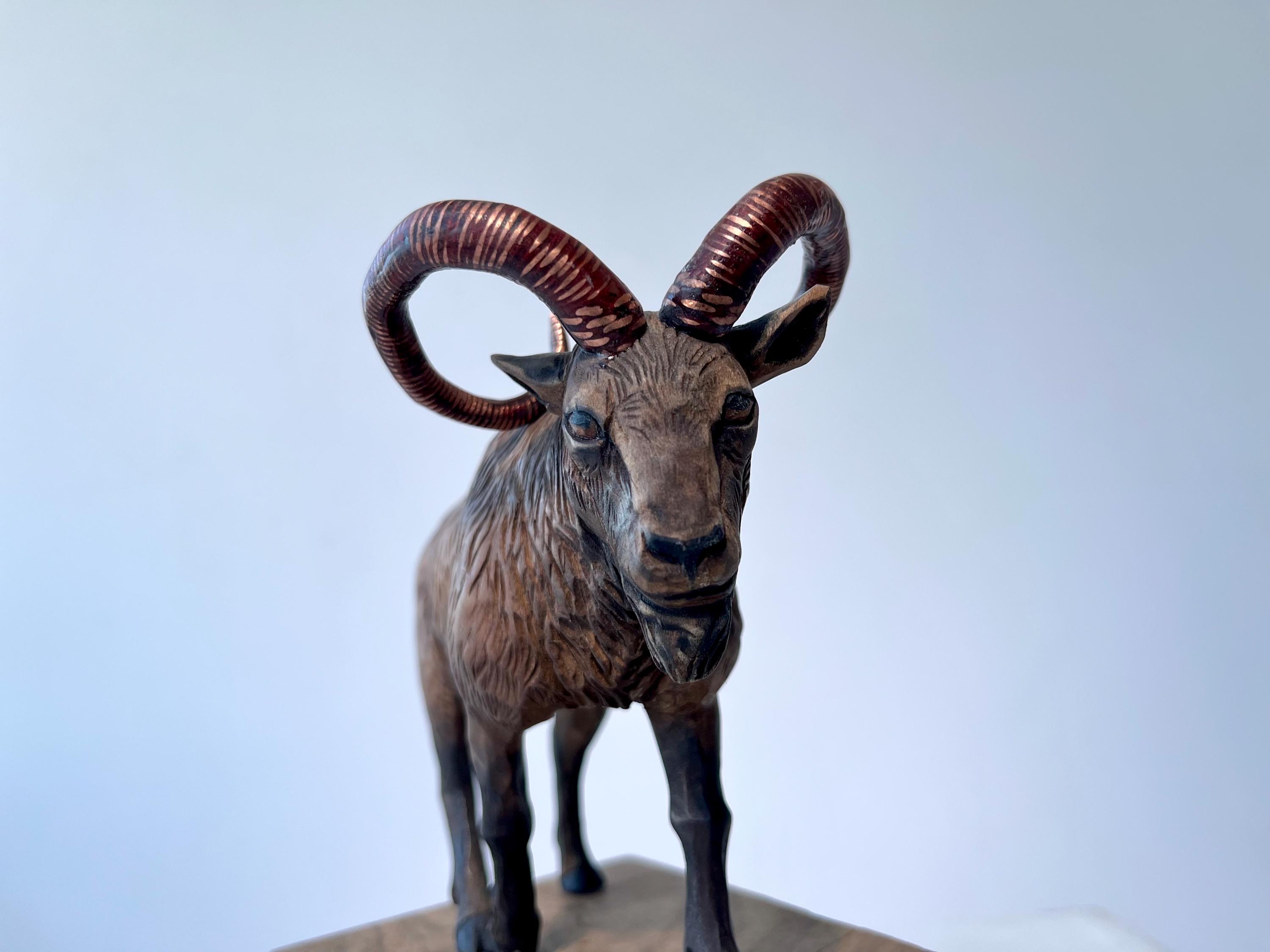 手彫りの木製ヤギの彫刻、銅製の角、精巧な野生動物アート、素朴な