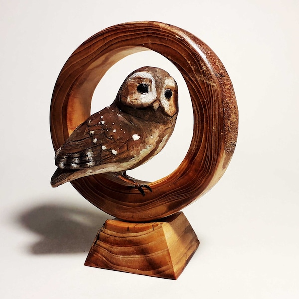 Sculpture faite main de chouette hulotte, figurine en bois, pré-commande, statue de chouette, collectionneurs de chouettes, cadeau pour les amateurs d'oiseaux, cadeau pour les amateurs de chouettes