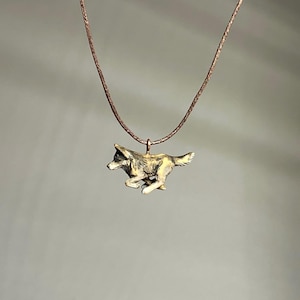 Colgante de lobo de madera en miniatura, pequeño lobo tallado para coleccionar, collar de lobo detallado