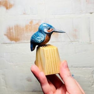 Hand-Carved Kingfisher Sculpture, Wooden Bird Figurine, Blue Bird Artwork, Nature-Inspired Gift for Bird Lovers & Collectors, Birthday Gift
