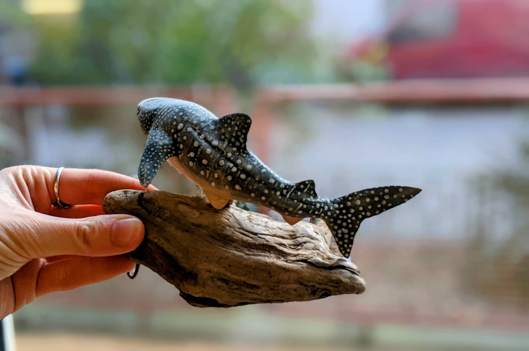 木製ジンベイザメの置物、野生動物の芸術彫刻、サメのコレクション