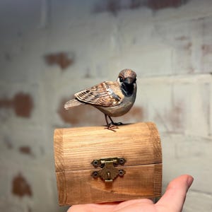 Spatz Figur auf Schmuckschatulle, Geschenk für Vogel-Liebhaber, Spatz Vogel Skulptur, einzigartige Holzkunst, Sammler Vogelart, Jubiläumsgeschenk