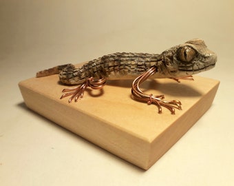 Gecko statue, wooden gecko, lizard carving, life size sculpture, handmade gecko, gift for animal lovers, wood carving, pre order