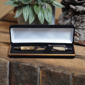 Ein hochwertiger Click-Pendant aus gestocktem Buchenholz. Vatertag. Geburtstag. Ruhestand. Schrift. Geschenk. Stift.