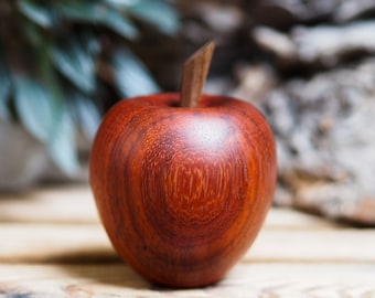 Pomme rouge en bois. Pomme. Pendaison de crémaillère. Ornement de maison. Pomme pour professeur. Cadeau d'anniversaire. Cadeau d'anniversaire.