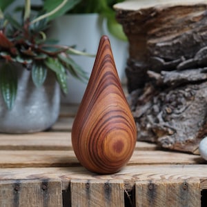 Urne en bois de Pau Ferro. Urne funéraire. Gardez un souvenir des cendres d'un être cher dans une jolie urne miniature en bois sécurisée.