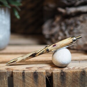 Ein hochwertiger Klickkugelschreiber aus einem wunderschönen Stück gestocktem Buchenholz. Vatertag. Geburtstag. Ruhestand. Schrift. Geschenk. Stift.