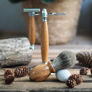 Shaving set made from Mango wood with chrome fittings. image 6