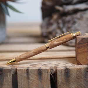 Ein hochwertiger Klick-Kugelschreiber aus einem atemberaubenden Stück gequiltetem Buchenholz. Vatertag. Geburtstag. Ruhestand. Schrift. Geschenk. Stift.