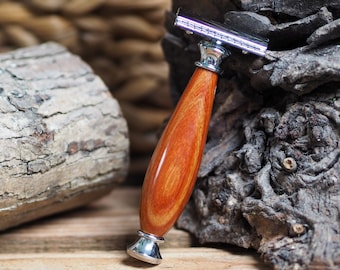 Safety Razor with an attractive wooden handle made from a piece of Pau Rosa wood. Wooden razor