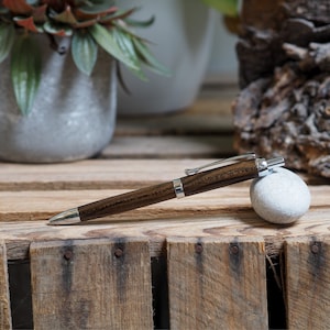 Ein hochwertiger Klick-Pen aus einem wunderschönen Stück Ziricote-Holz. Vatertag. Geburtstag. Ruhestand. Schrift. Geschenk. Stift.