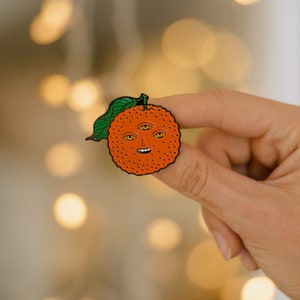 Kerstspeld, oranje pin, fruitcadeau, mandarijnspeld, metalen broche, cadeau voor vegetarisch, fruitliefhebber cadeau, kerstmis 2023 afbeelding 1