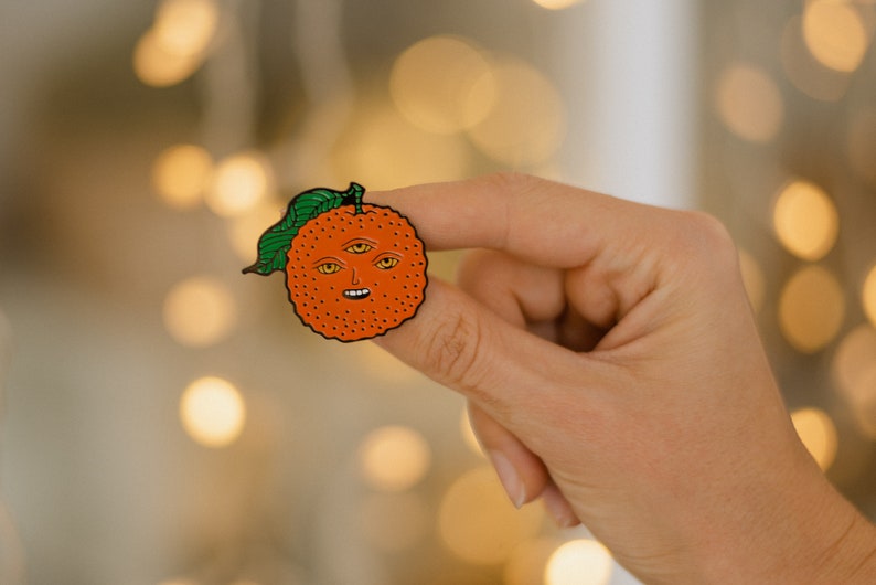 Kerstspeld, oranje pin, fruitcadeau, mandarijnspeld, metalen broche, cadeau voor vegetarisch, fruitliefhebber cadeau, kerstmis 2023 afbeelding 1