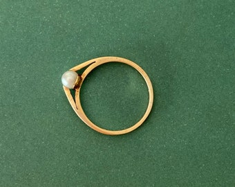 Modernist  585 gold with pearl ring made by Kulta-Kontu Oy , Made in Finland in year 1967