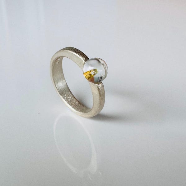 A stunning Modernist sterling silver ring with 24K gold foil inside named raindrop by jewelry designer Chao, made in Finland