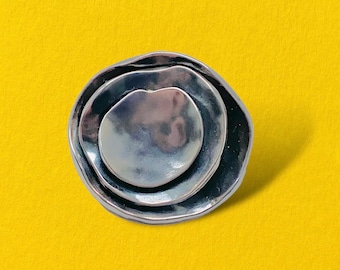 Broche/pingente original/modernista finlandês em prata de lei, intitulado "Gardenia", desenhado por Liisa Vitali para N-Westerback em 1974.