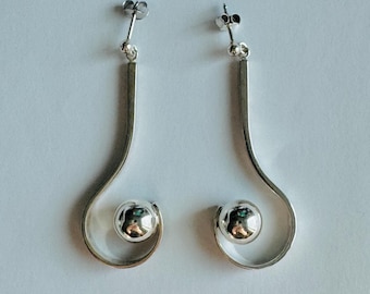 Un par de pendientes modernistas de plata de ley, hechos en Suecia.