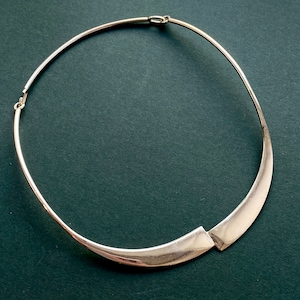 A elegant Vintage Modernist Finnish sterling silver collar by pekka piekainen, made in Finland