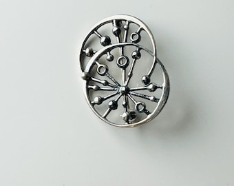 Un raro broche finlandés de plata esterlina de mediados de siglo, diseñado por Jorma Laine para Kultateollisuus Ky en 1971, hecho en Finlandia.