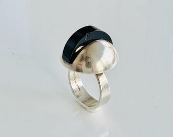 Un anillo abstracto modernista finlandés súper raro y especial, hecho con plata de ley y ónix por Jorma Laine para Kultateollisuus Ky.