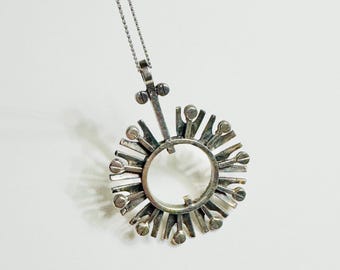Un raro collar colgante finlandés de plata esterlina de mediados de siglo, diseñado por Jormal Iaine para Kultateollisuus en 1967, hecho en Finlandia.