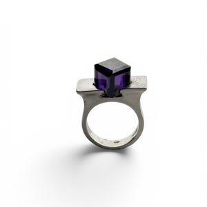 Un gran y hermoso anillo modernista de plata maciza con piedras preciosas.