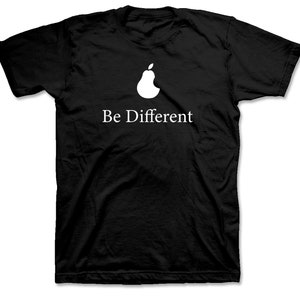以下が含まれることがあります： 白い梨のシルエットと「Be Different」という文字が前面に印刷された黒いTシャツです。