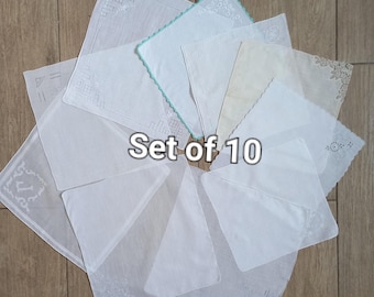 Juego de 10 pañuelos de algodón vintage, blancos, bordados, usados, dobladillo a máquina, con señales del paso del tiempo.