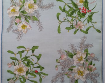 Könnte beinhalten: Ein blaues und weißes Taschentuch mit floralem Muster und vier verschiedenen Blumendesigns. Die Designs beinhalten weiße Blüten mit grünen Blättern und weißen Beeren.