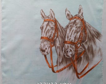 ヴィンテージのコットン製ハンカチ、馬柄、中古品、手縫いの裾上げ、12.2インチ×12.2インチ。