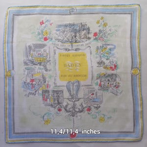 Puede incluir: Pañuelo cuadrado con fondo verde claro, con ilustraciones y texto. El diseño incluye escenas de personas, edificios y texto que dice "MENS SANA IN CORPORE SANO" y "BADEN". El pañuelo mide 29 x 29 cm.