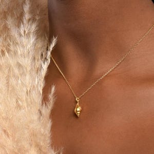Minimalist Muschel Goldkette, Handgemachter Strand Schmuck, Organic Sea Anhänger, Geschenk für Wachstum & Erneuerung, Nachhaltiges Sterling Silber 925