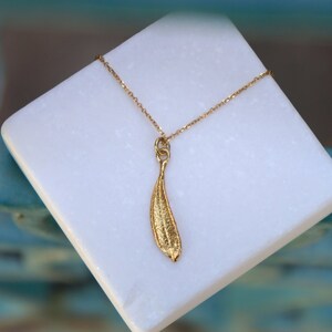 Pequeno pingente de folha de oliveira em ouro maciço com ou sem colar de corrente. Joias de ouro verdadeiro, pingente de ouro 22k-14k-9k ou ouro branco