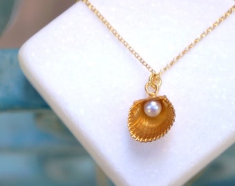 Real Sea shell necklace with pearl. Summer 14K Goldplated on Sterling Silver. By Mother Nature