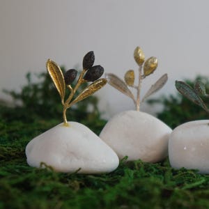 Scultura decorativa in oro a forma di ramo d'ulivo, statua di albero fatta a mano per l'arredamento della casa, regalo unico, ottone placcato oro, design minimalista