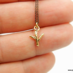 Collier croix plante de jasmin Bijoux chrétiens catholiques. Petite brindille de jasmin en or 14 carats sur argent sterling.