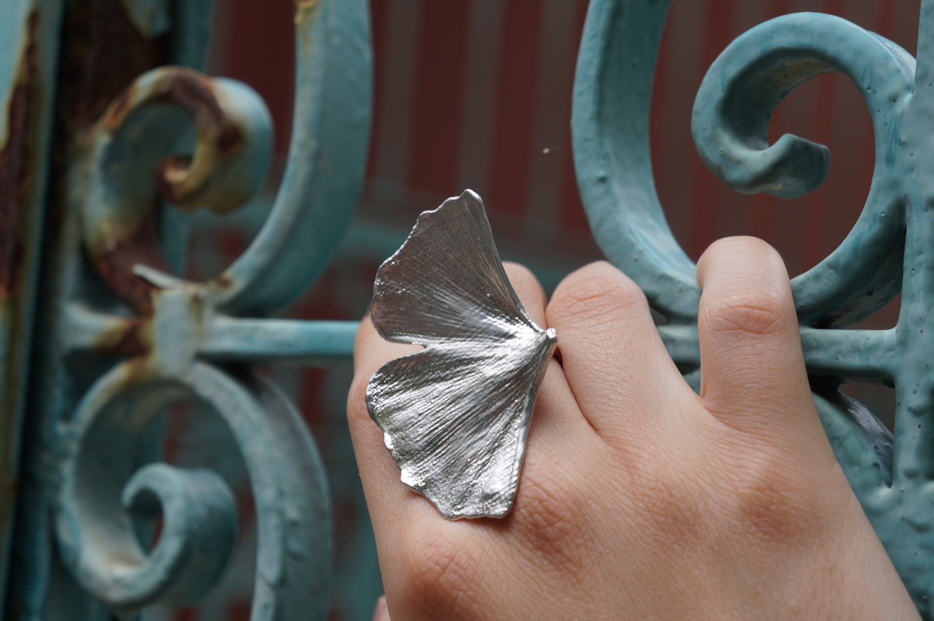 Bijoux naturels minimalistes faits main. Bague en argent sterling véritable feuille de ginkgo biloba.