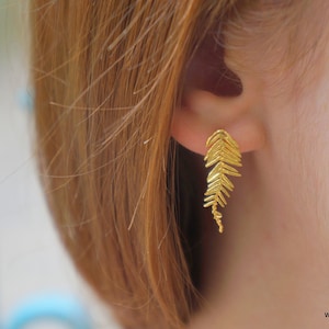 Orecchini a bottone con foglia di mimosa. Foglie di acacia vere in argento Sterling 925 o placcato oro. Simbolo di rinnovamento, forza e purezza.