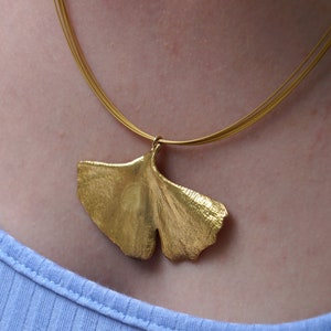 Collier de feuilles de Ginkgo Biloba de véritable plante de Gingko trempé dans de l'or. Bijoux naturels des bois. Symbole d'espoir, de paix, d'endurance et de vitalité image 2