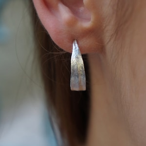 Unisex Mini Creolen Olivenblatt Ohrringe in Sterling Silber oder 18k Gold von Mother Nature Jewelry.