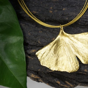 Collier de feuilles de Ginkgo Biloba de véritable plante de Gingko trempé dans de l'or. Bijoux naturels des bois. Symbole d'espoir, de paix, d'endurance et de vitalité image 1