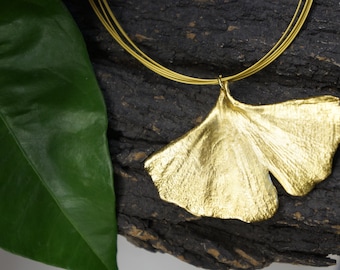 Collier de feuilles de Ginkgo Biloba de véritable plante de Gingko trempé dans de l'or. Bijoux naturels des bois. Symbole d'espoir, de paix, d'endurance et de vitalité