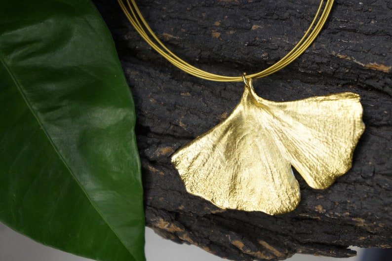 Collier de feuilles de Ginkgo Biloba de véritable plante de Gingko trempé dans de l'or. Bijoux naturels des bois. Symbole d'espoir, de paix, d'endurance et de vitalité image 1