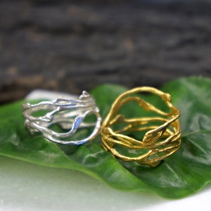 Anello ramoscello in argento sterling riciclato, dalla pianta di gelsomino. Il gelsomino simboleggia anche la bellezza e la sensualità.